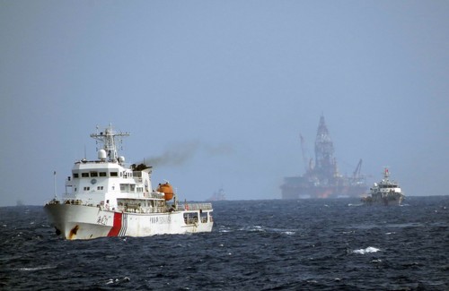 Trong ngày 17/6, tàu Trung Quốc biểu hiện lạ, co cụm quanh giàn khoan