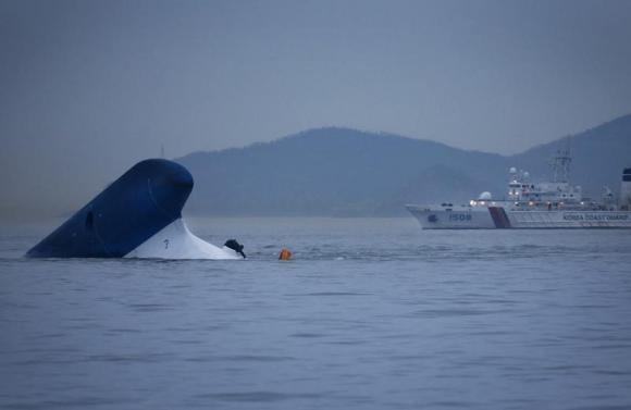 Hình ảnh tàu đội bảo vệ bờ biển tiếp cận gần tới khu vực phà Sewol chìm ngày 16.4