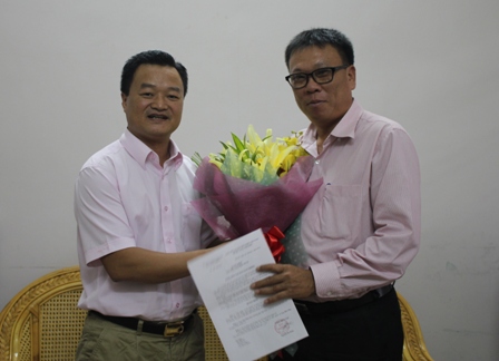 Tổng biên tập Nguyễn Bá Kiên trao Quyết định bổ nhiệm cho ông Bùi Phụ
