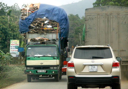 Không giới hạn kích thước thùng xe dẫn đến nguy cơ chủ phương tiện, lái xe lạm dụng để chở quá tải (Xe quá khổ, quá tải trên đường HCM qua Thanh Hóa)Ảnh: Viết Huy