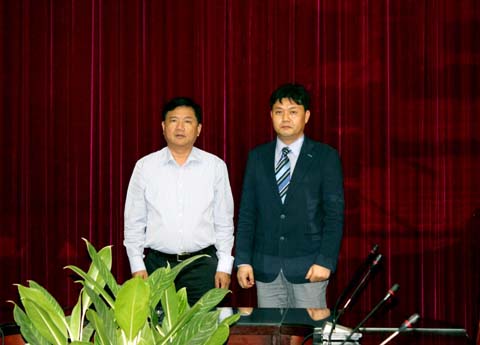 Bộ trưởng Đinh La Thăng và ông Sungjin Choo - Tổng giám đốc Samsung Everlan Viet Nam