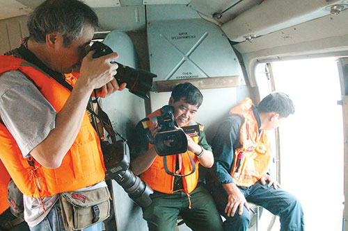 PV hãng AFP tác nghiệp trên trực thăng