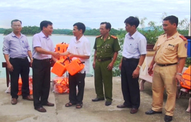 Ban ATGT tỉnh Thanh Hóa đang trao tặng phao cứu sinh và dụng cụ nổi cho các chủ phương tiện tại Vườn Quốc Gia Bến En