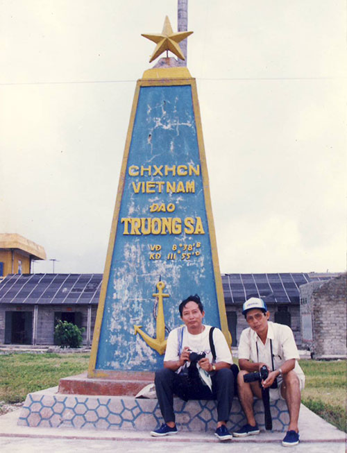 Nhà báo Quang Tuấn (bên trái) và Anh Tôn tại Trường Sa ngày 21/6/1994