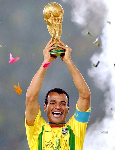 Đội trưởng Cafu cùng đội tuyển Brasil giành quán quân World Cup 2002
