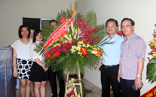 Phó Thủ tướng kiêm Chủ tịch UB An toàn giao thông quốc gia Nguyễn Xuân Phúc gửi tặng lẵng hoa chúc mừng Báo Giao thông 