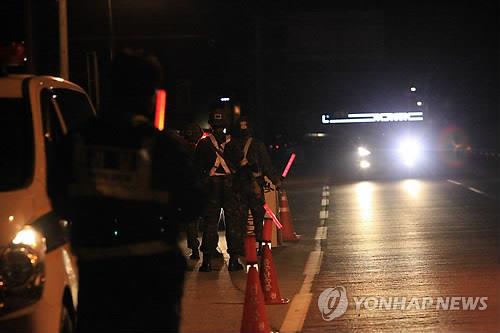Quân đội Hàn Quốc lập chốt kiểm soát tại thị trấn Goseong để truy tìm binh sĩ bắn chết 5 đồng đội. Ảnh: Yonhap