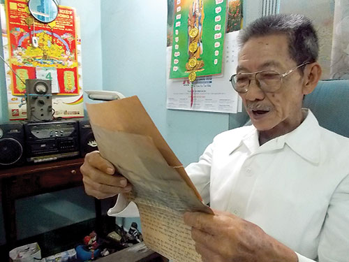 Ông Nguyễn Văn Hết đọc lại bảng phúc trình do chính ông đánh máy báo cáo hạm đội trưởng