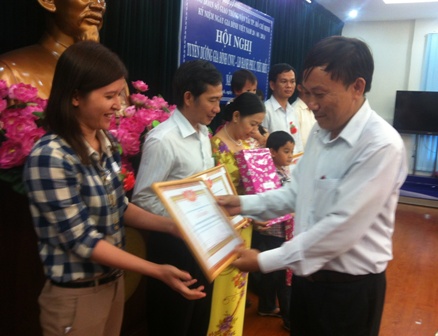 Phó Chủ tịch CĐ Sở GTVT TPHCM, ông Dương Xuân Sơn tặng giấy khen cho các gia đình hạnh phúc