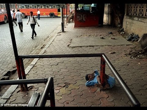 Cậu bé nằm co quắp bên cột cạnh bến chờ xe bus trở thành vô hình dưới con mắt của hàng nghìn người qua lại đây mỗi ngày 