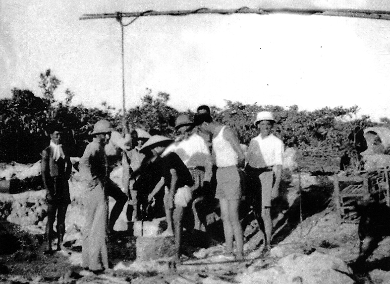  Người Việt Nam đào giếng nước ngọt trên đảo Hoàng Sa (1938)