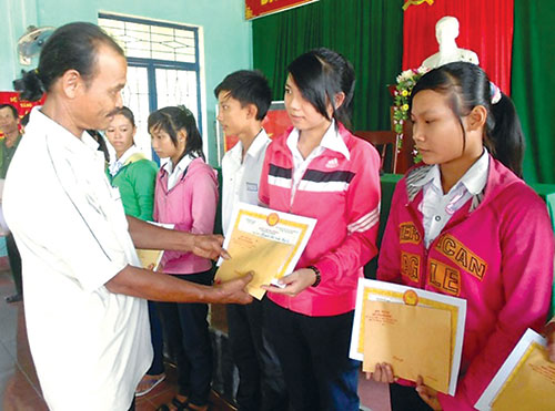 Ông Bình trao học bổng cho học sinh nghèo xã Tịnh Thiện, TP Quảng Ngãi