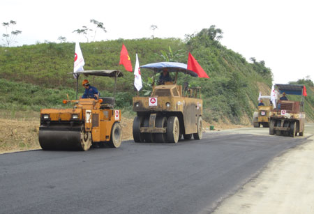 Rải thảm mét bê tông nhựa đầu tiên đường cao tốc Nội Bài - Lào Cai (Ngày 13/12/2012 tại gói thầu A7)