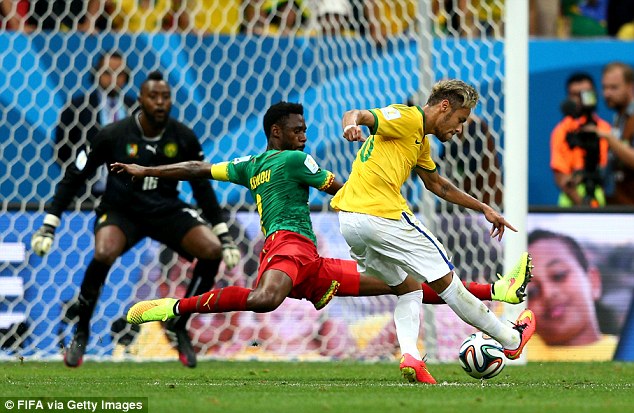 Brasil (áo vàng) dễ dàng hạ Cameroon