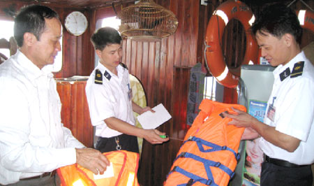 Cảng vụ viên của Đại diện cảng vụ Bắc Ninh (trực thuộc Cảng vụ ĐTNĐ khu vực II) kiểm tra điều kiện an toàn của tàu hàng tại một bến thủy trên sông Cầu