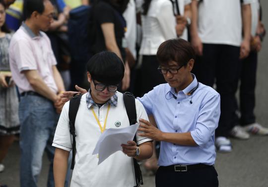 Một đại diện của các học sinh còn sống sót sau vụ chìm phà Sewol khóc khi đọc bức thư an ủi từ một giáo viên 