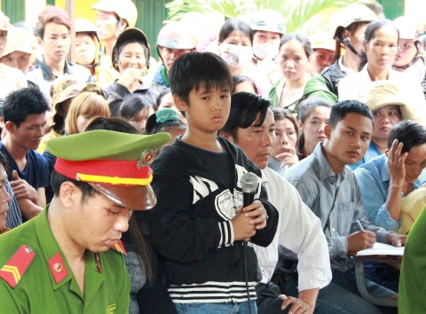 Cháu Nguyễn Duy Hùng Anh (đứng) bị thương tích mất sưc s khỏe 6%