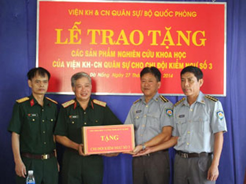 Thiếu tướng Hoàng Bằng (thứ 2 từ trái qua), Chính ủy Viện Khoa học và Công nghệ Quân sự trao tặng khẩu phần ăn dạng tuýp cho chi đội kiểm ngư