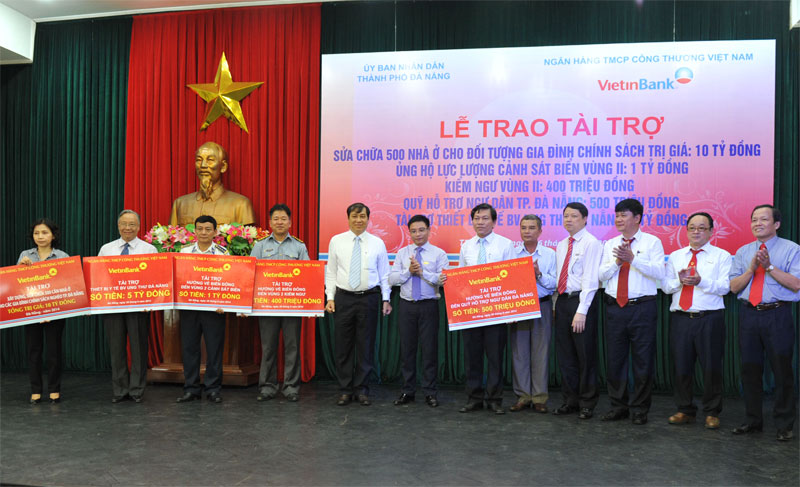 Ông Nguyễn Văn Thắng - Bí thư Đảng ủy, Chủ tịch HĐQT VietinBank trao tài trợ cho đại diện các đơn vị 