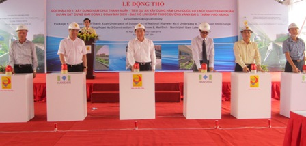 Thứ trưởng Nguyễn Hồng Trường và các đại biểu phát lệnh động thổ thi công Hầm chui QL6 