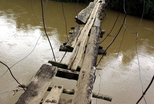 Một cầu treo đã xuống cấp nghiêm trọng cần thay thế trên địa bàn huyện Bảo Lâm. (Ảnh: Nguyễn Dũng/TTXVN)