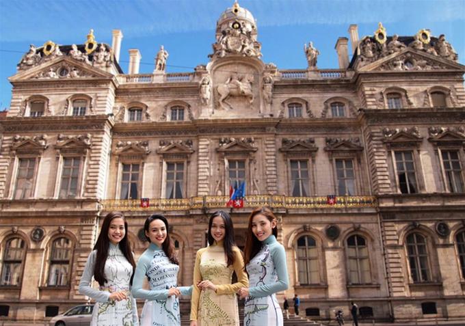  Các người mẫu với chiếc áo dài Ước vọng hòa bình có in hình bản đồ VN tại Bỉ - Ảnh: Thuận Việt