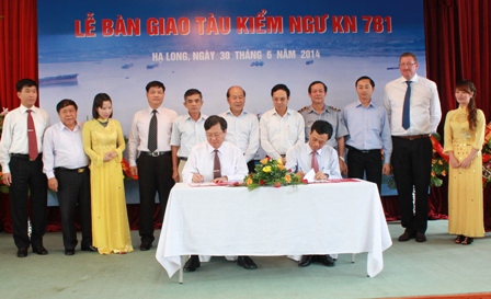 Thứ trưởng Nguyễn Văn Công chứng kiến lễ bàn giao tàu kiểm ngư hiện đại nhất Việt Nam