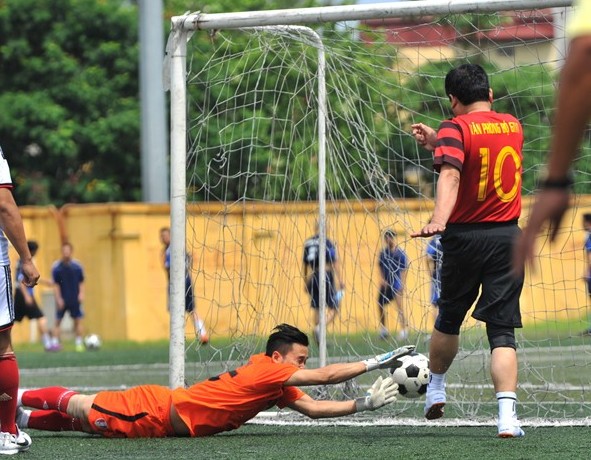 Pha ghi bàn của Bộ trưởng Đinh La Thăng trong vai trò đội trưởng đội bóng Bộ GTVT