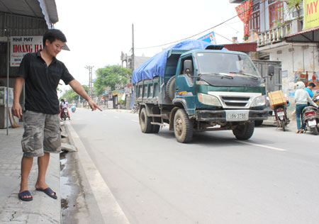 Chồng chị Trần Thị Hiền, thị trấn Gôi, Vụ Bản, Nam Định chỉ ranh giới phần đất mà gia đình đã tự nguyện lui vào để hiến làm đường Ảnh: Tiến Mạnh