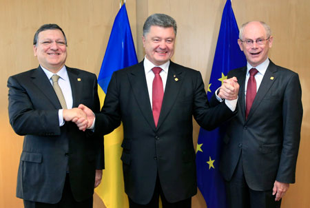 Chủ tịch Ủy ban châu Âu Jose - Manuel Barroso, Tổng thống Ukraine - Petro Poroshenko và Chủ tịch Hội đồng châu Âu - Herman Van Rompuy (từ trái qua) tại buổi ký kết