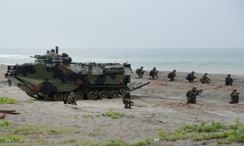 Binh sĩ Mỹ, Philippines cùng xe thiết giáp đổ bộ diễn tập tấn công vào bờ biển ngày 30/6 - Ảnh: AFP
