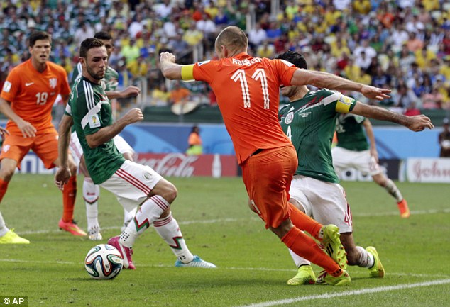 Tuy không vào trúng bóng nhưng chân của Marquez thậm chí chưa chạm vào mũi giày của Robben