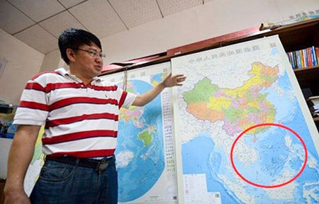 Ông Lei Yixun, giám đốc nhà xuất bản bản đồ tỉnh Hồ Nam, giới thiệu bản đồ Trung Quốc mới phát hành, nó ôm trọn toàn bộ biển Đông, tấm bản đồ phi lý này đang bị thế giới cười nhạo