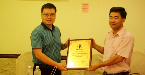Ông Phạm Văn Công, Tổng giám đốc INTERAUTO nhận giấy chứng nhận đại diện phân phối và bảo hành SHACMAN tại Việt Nam.