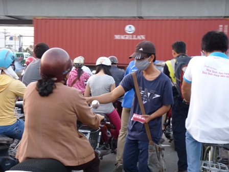 Nghề phát tờ rơi không chỉ ảnh hưởng đến mỹ quan đô thị mà còn gây mất an toàn giao thông. 