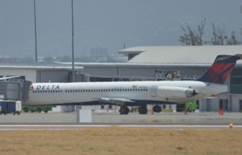 Chiếc máy bay MD-88 của Hãng Hàng không Delta Airlines đã phải hạ cánh khẩn cấp vì sự cố rò rỉ khí nén động cơ