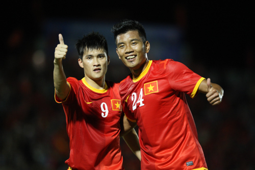 Công Vinh (trái) lập cú hat-trick trong trận thắng Myanmar. (Ảnh NLĐ)