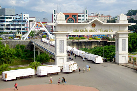 Đoàn xe tải chở nông sản xuất khẩu sang phía Trung Quốc qua cửa khẩu Lào Cai