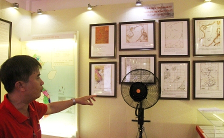 Ông Sơn giới thiệu một số tư liệu do viện nghiên cứu trong nước tìm, dịch lần đầu được trưng bày