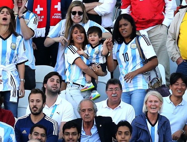 Cả hai đến sân cùng 1 người bạn và đều mặc áo của ĐT Argentina