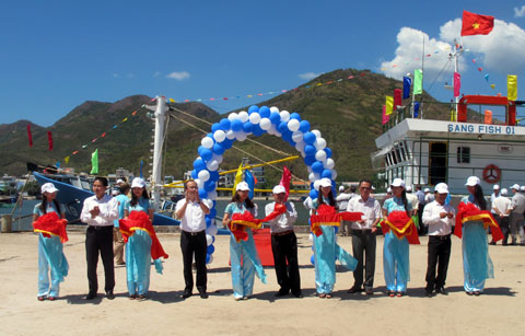 Cắt băng bàn giao tàu vỏ thép Sang Fish 01 cho ngư dân Phan Bé.