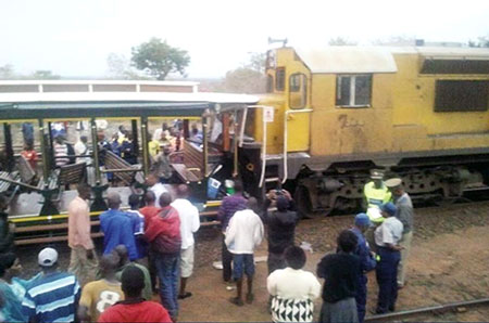 Hiện trường vụ tai nạn giữa tàu hỏa vả tàu điện chở du khách