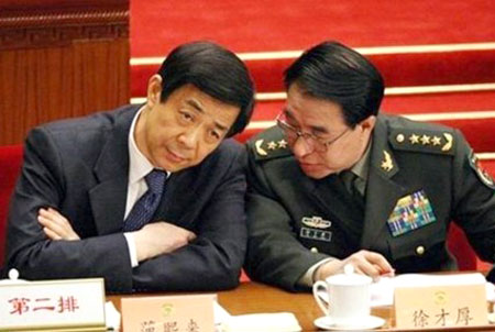 Ủy viên Bộ Chính trị, Bí thư Trùng Khánh - Bạc Hy Lai (trái) đã bị tuyên án chung thân còn nguyên Phó Chủ tịch Quân ủy T.Ư - Thượng tướng Từ Tài Hậu (phải) đã bị khai trừ khỏi đảng, đang bị điều tra