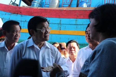 Chủ tịch nước Trương Tấn Sang thăm tàu hỏi động viên và hỗ trợ ngư dân chiều 2/7