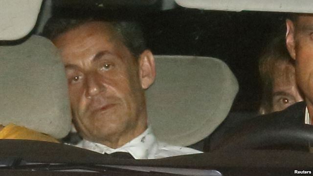 Cựu tổng thống Pháp Nicolas Sarkozy đi cùng cảnh sát tới đơn vị điều tra tài chính ở Paris để trình diện trước một thẩm phán cuối ngày 1/7/2014