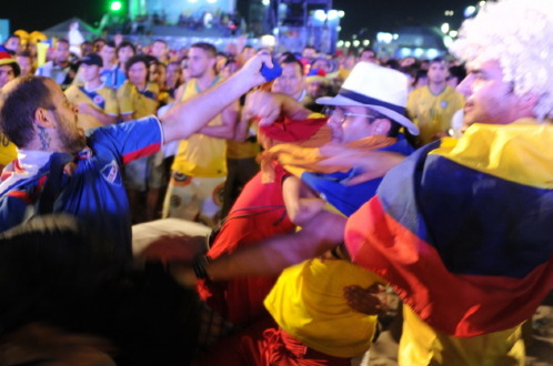 CĐV Uruguay xung đột với CĐV Colombia sau khi uống say. Ảnh: AFP