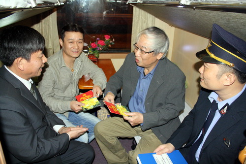 Lãnh đạo Công ty Vận tải hành khách đường sắt Hà Nội thăm hỏi hành khách đi tàu