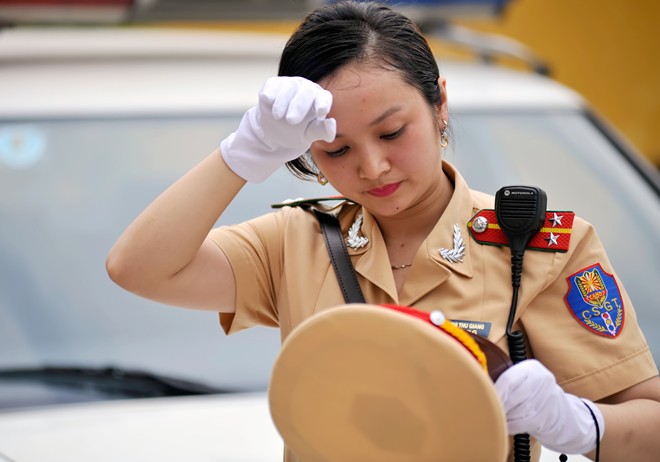 Kết thúc ca làm việc trong một ngày nóng bức, nữ trung úy lộ vẻ hơi mệt mỏi. Giang chia sẻ, tuy phải đứng giữa đường, hứng nhiều khói bụi ở cửa ngõ thủ đô nhưng cô thấy đây là niềm vinh hạnh. 