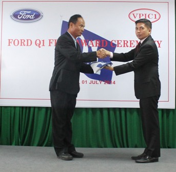 ông Jesus Metelo Arias, Tổng Giám Đốc Ford Việt Nam trao chứng nhận Q1 cho VPIC1