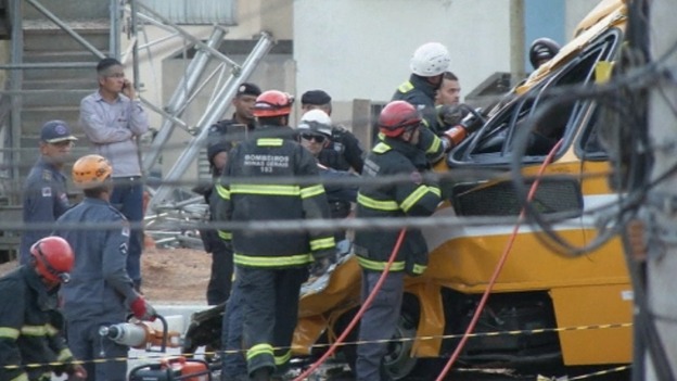 Các nhân viên cứu hộ gặp rất nhiều khó khăn trong quá trình cứu nạn